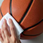 バスケボールの手入れ方法!天然皮革・人工皮革の水洗いやワックスはOK?ベタつき対策まで徹底解説