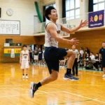 バスケットボールでジャンプする選手と、着地時の足への負担を軽減するおすすめのバスケ用インソール