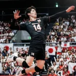 バレーボール男子日本代表の石川祐希選手が、試合中に高い打点からスパイクを放つ躍動感あふれるジャンプアタックの瞬間。