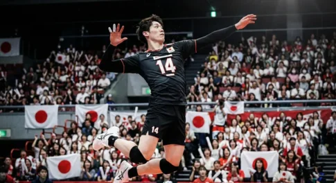 バレーボール男子日本代表の石川祐希選手が、試合中に高い打点からスパイクを放つ躍動感あふれるジャンプアタックの瞬間。