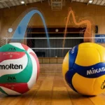 体育館に並べられたモルテン(V5M5000)とミカサ(V200W)のバレーボール。青い滑らかな線でモルテンの安定した軌道を、オレンジの波打つ線でミカサの無回転サーブ時のブレる軌道を表現し、両者の飛行特性の違いを比較しています。