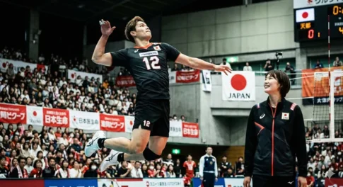 バレーボール日本代表・西田有志の驚異的なジャンプと、笑顔で見守る妻・古賀紗理那の夫婦ツーショット
