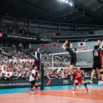 2026年FIVBバレーボール男子世界選手権日本大会で、スパイクを放つ日本代表（龍神NIPPON）の選手と満員の観客席。大会日程や選出メンバー情報を象徴する試合風景。