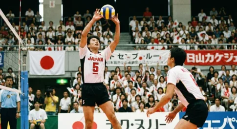 バレーボール全日本男子のセッター真鍋政義（背番号5）が国際大会でジャンプトスを上げる瞬間