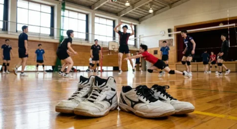 ミズノのバレーボールシューズの比較。足首を覆うミドルカット（左）と、足首が自由なローカット（右）