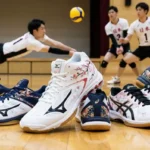 バレーボールシューズのおすすめ人気ランキング。ミズノ（MIZUNO）とアシックス（ASICS）の桜デザイン限定モデルが体育館のコートに並び、背景では日本代表風の選手がプレーしている様子。