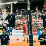 バレーボールの審判による主要なハンドシグナル4選の解説画像。Vリーグの審判が実演する「ボールイン（イン）」「ボールアウト（アウト）」「フォアヒット（4回接触）」「タッチ（ワンタッチ）」の正しいジェスチャーと判定のルール。